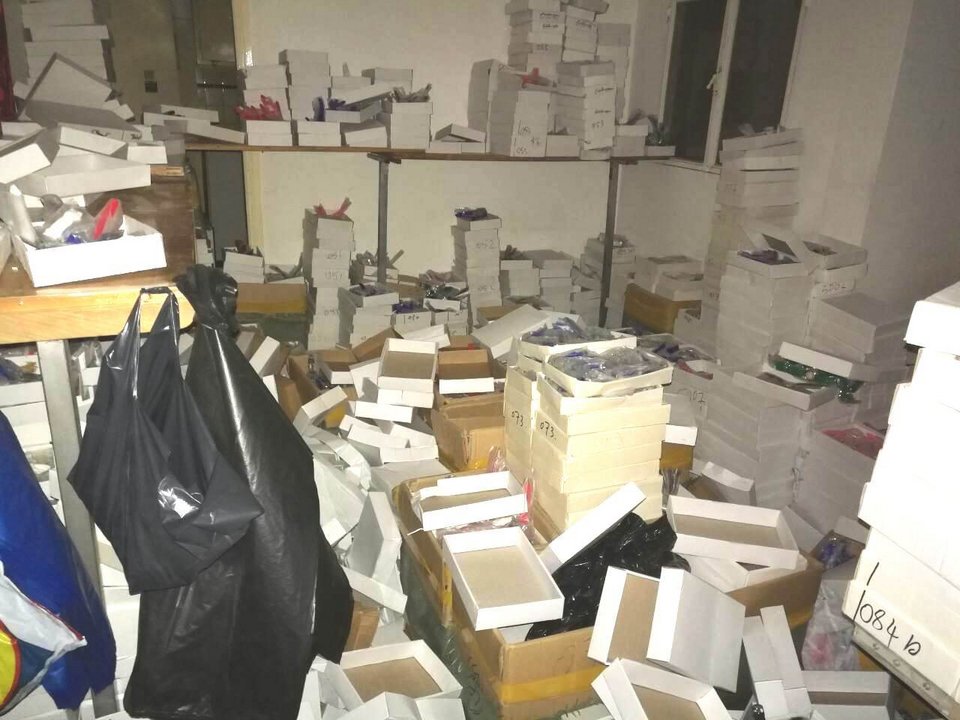 Εντοπίστηκε αποθήκη στην Ομόνοια με 117.000 «μαϊμού» αντικείμενα [εικόνες] | iefimerida.gr 1