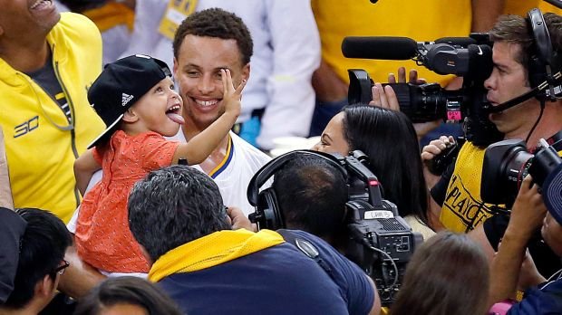 Το κοριτσάκι που έχει τρελάνει τις ΗΠΑ: Τραγούδησε σε συνέντευξη Τύπου, κρυβόταν στις κουρτίνες και χασμουριόταν [βίντεο] | iefimerida.gr 0