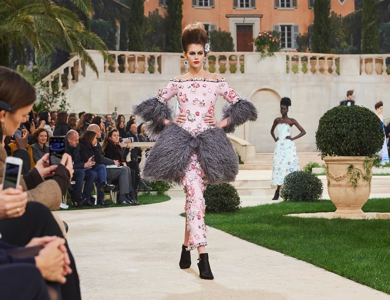 Chanel -Ο Karl Lagerfeld μόλις έδειξε το νέο φλοράλ -Τρισδιάστατα λουλούδια, φορέματα-άνθη [εικόνες[ | iefimerida.gr 71