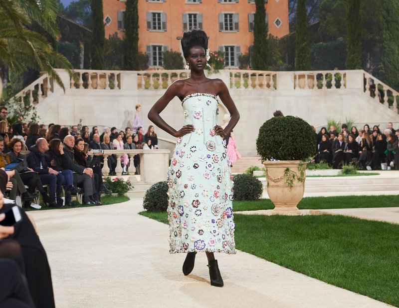 Chanel -Ο Karl Lagerfeld μόλις έδειξε το νέο φλοράλ -Τρισδιάστατα λουλούδια, φορέματα-άνθη [εικόνες[ | iefimerida.gr 19
