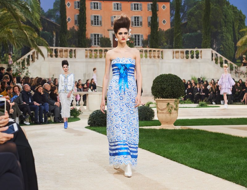 Chanel -Ο Karl Lagerfeld μόλις έδειξε το νέο φλοράλ -Τρισδιάστατα λουλούδια, φορέματα-άνθη [εικόνες[ | iefimerida.gr 15