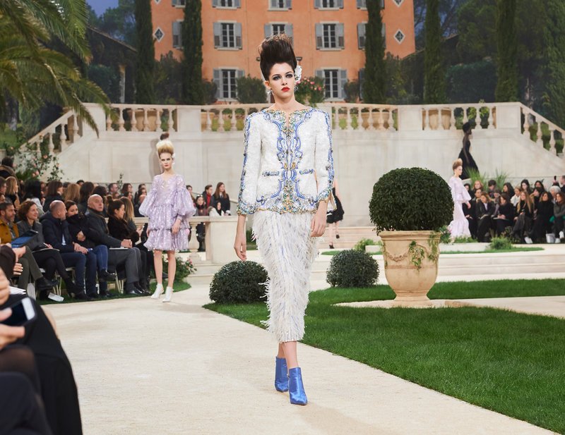 Chanel -Ο Karl Lagerfeld μόλις έδειξε το νέο φλοράλ -Τρισδιάστατα λουλούδια, φορέματα-άνθη [εικόνες[ | iefimerida.gr 72