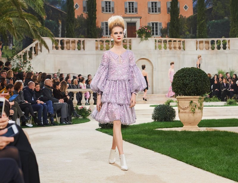 Chanel -Ο Karl Lagerfeld μόλις έδειξε το νέο φλοράλ -Τρισδιάστατα λουλούδια, φορέματα-άνθη [εικόνες[ | iefimerida.gr 73