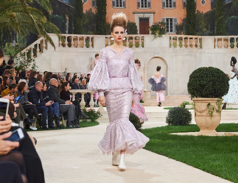 Chanel -Ο Karl Lagerfeld μόλις έδειξε το νέο φλοράλ -Τρισδιάστατα λουλούδια, φορέματα-άνθη [εικόνες[ | iefimerida.gr 74