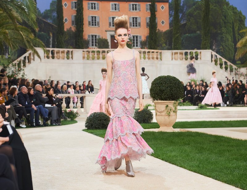 Chanel -Ο Karl Lagerfeld μόλις έδειξε το νέο φλοράλ -Τρισδιάστατα λουλούδια, φορέματα-άνθη [εικόνες[ | iefimerida.gr 75