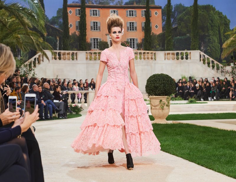 Chanel -Ο Karl Lagerfeld μόλις έδειξε το νέο φλοράλ -Τρισδιάστατα λουλούδια, φορέματα-άνθη [εικόνες[ | iefimerida.gr 76