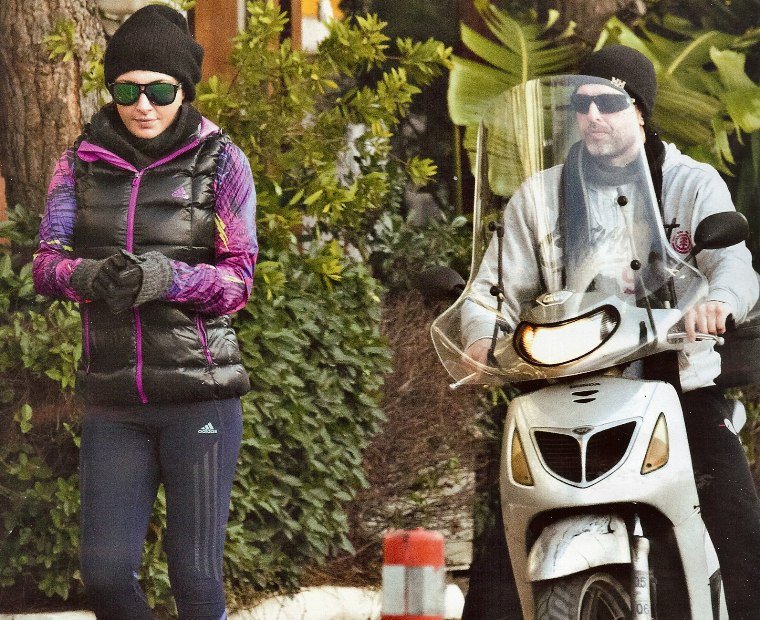 Η δικάβαλη Έλενα Παπαρίζου μοιράζεται σκούτερ και στέγη με τον συντροφό της [εικόνες]  | iefimerida.gr 1