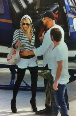 Πρόκληση-Η Νατάσα Καλογρίδη με ελικόπτερο στη Μύκονο [εικόνες] | iefimerida.gr 1