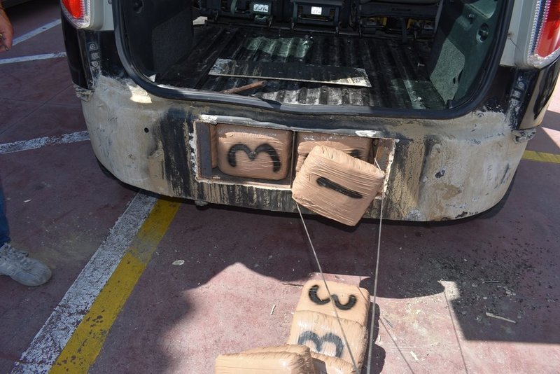 Κατασχέθηκαν 53 κιλά χασίς και συνελήφθησαν 2 Αλβανοί στην Αρτα/ Φωτογραφία astynomia.gr