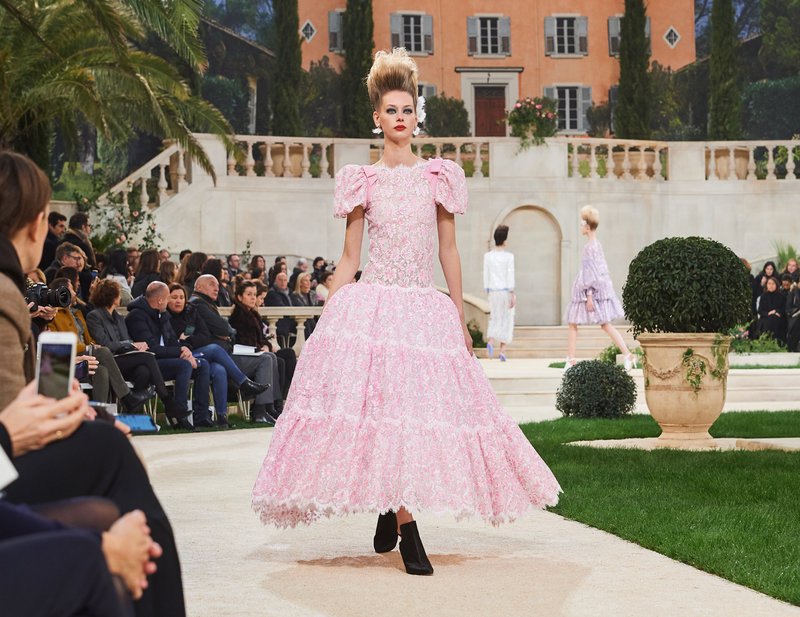 Chanel -Ο Karl Lagerfeld μόλις έδειξε το νέο φλοράλ -Τρισδιάστατα λουλούδια, φορέματα-άνθη [εικόνες[ | iefimerida.gr 14
