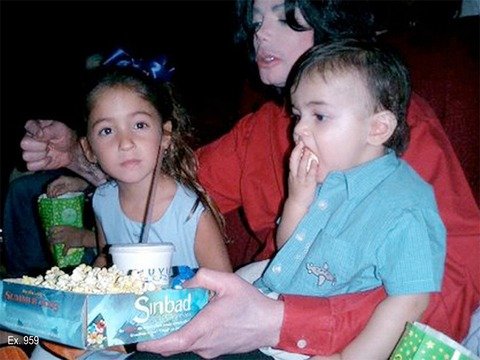 Σπάνιες και συγκινητικές φωτό του Μάικλ Τζάκσον ως χαζομπαμπά [εικόνες+βίντεο]  | iefimerida.gr 0