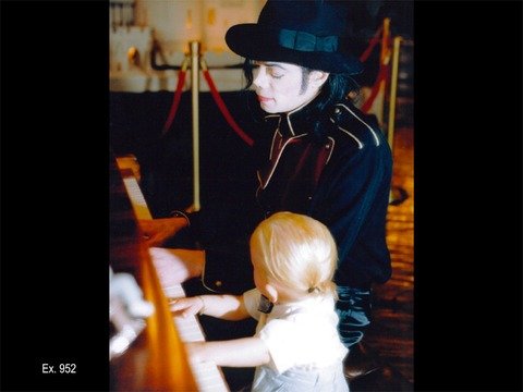 Σπάνιες και συγκινητικές φωτό του Μάικλ Τζάκσον ως χαζομπαμπά [εικόνες+βίντεο]  | iefimerida.gr 2