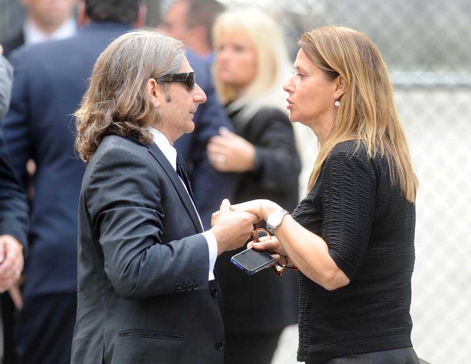 Ποτάμια δάκρυα από τους επώνυμους φίλους του στην κηδεία του Τόνι Σοπράνο [εικόνες]  | iefimerida.gr 2