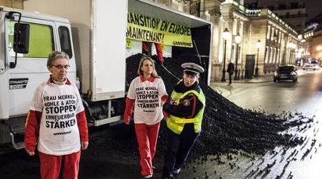 «Μαύρο» στον Ολάντ -Η Greenpeace ξεφόρτωσε ένα βουνό κάρβουνο στα Ηλύσια Πεδία [εικόνα] | iefimerida.gr 0