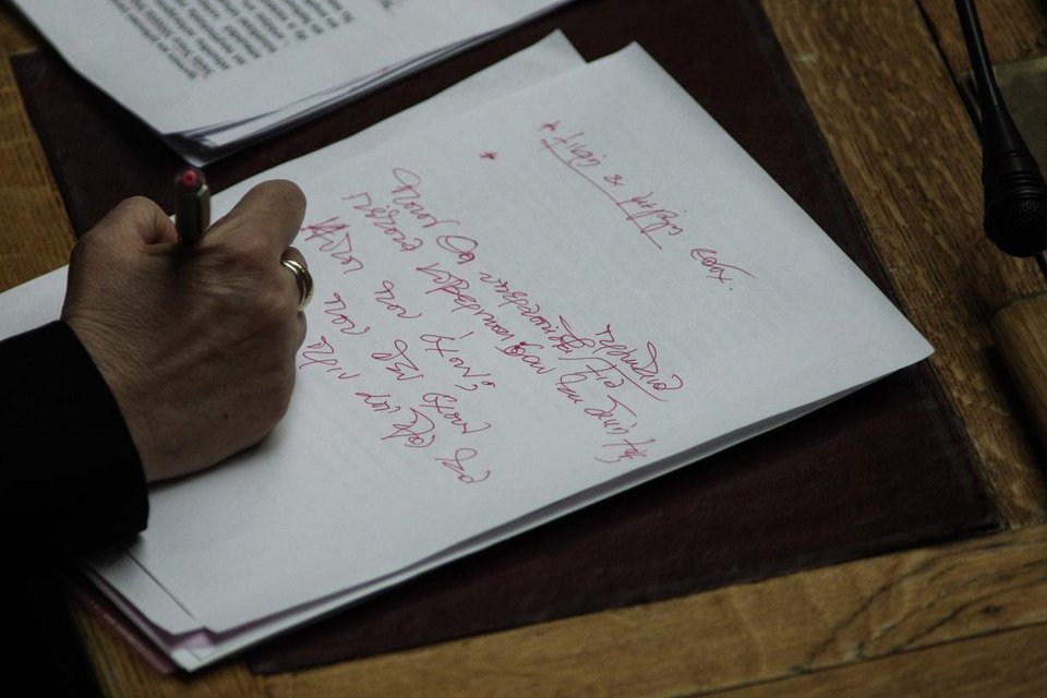 To backstage της χθεσινής ψηφοφορίας: Οι 12ποντες γαλάζιες γόβες της Τζάκρη, η «πεταμένη» γούνα και τα ντεπόν [εικόνες] | iefimerida.gr 13