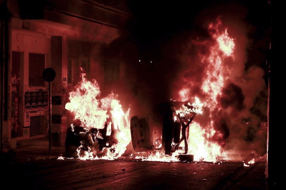 Πήραν «φωτιά» τα Εξάρχεια για τον Ρωμανό  -Φωτιές και καταστροφές [εικόνες & βίντεο] | iefimerida.gr 1