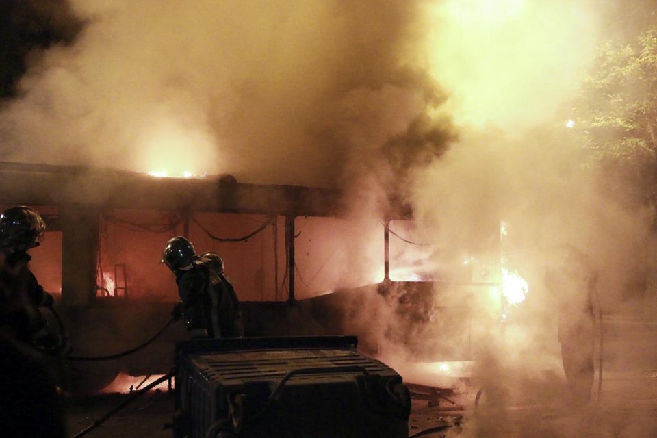 Πήραν «φωτιά» τα Εξάρχεια για τον Ρωμανό  -Φωτιές και καταστροφές [εικόνες & βίντεο] | iefimerida.gr 0