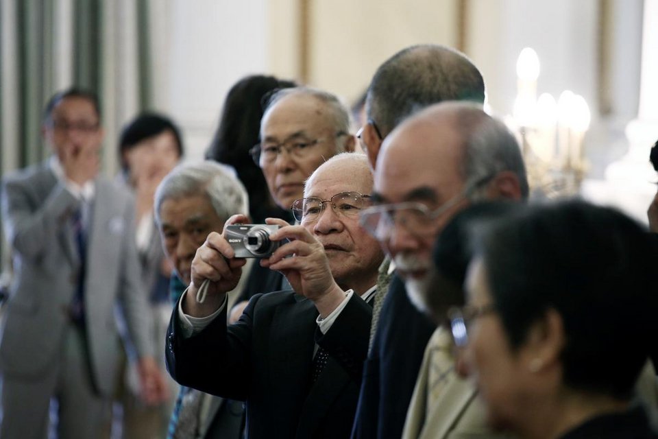 Το «Πλοίο της Ειρήνης» με τους επιζώντες από τις ατομικές βόμβες στον Πειραιά [εικόνες] | iefimerida.gr 7