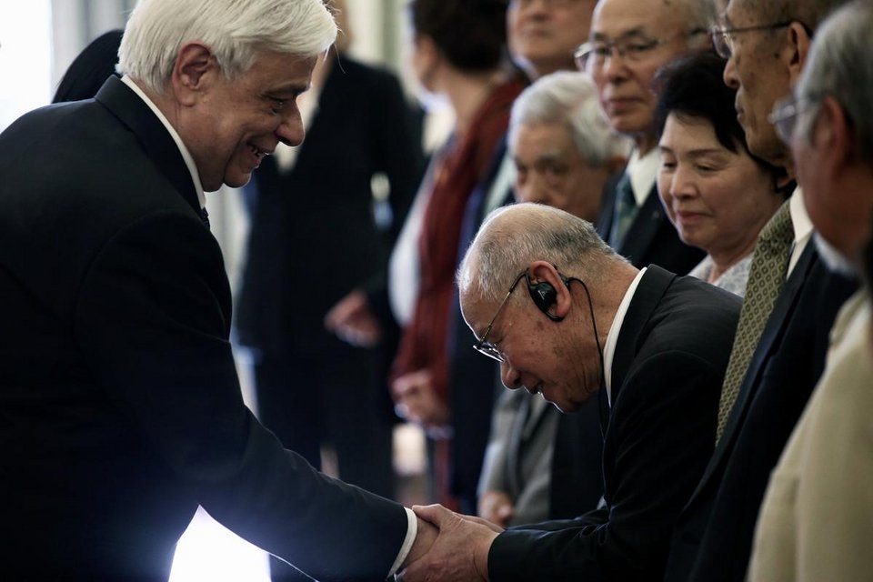 Το «Πλοίο της Ειρήνης» με τους επιζώντες από τις ατομικές βόμβες στον Πειραιά [εικόνες] | iefimerida.gr 8