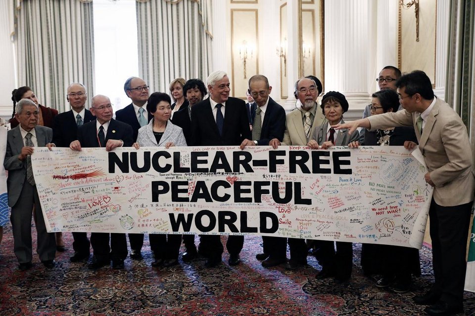 Το «Πλοίο της Ειρήνης» με τους επιζώντες από τις ατομικές βόμβες στον Πειραιά [εικόνες] | iefimerida.gr 11