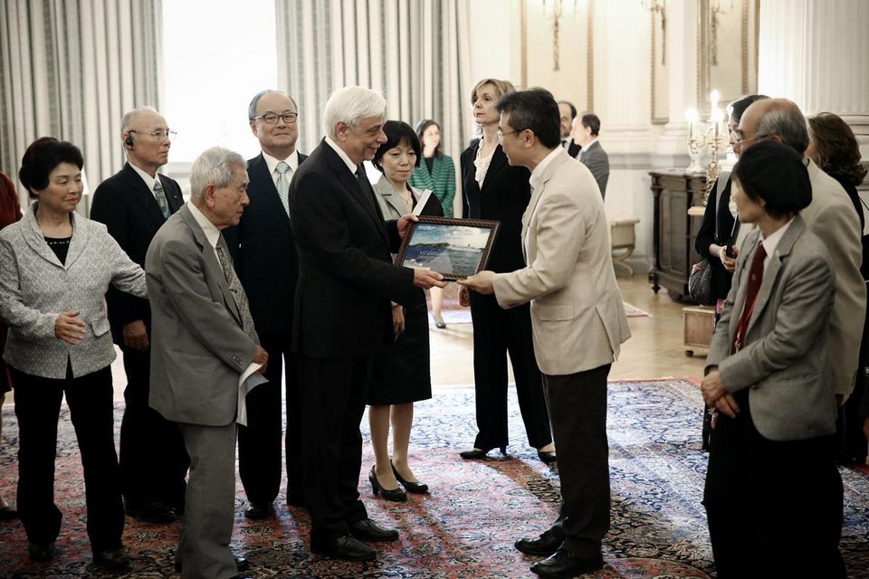 Το «Πλοίο της Ειρήνης» με τους επιζώντες από τις ατομικές βόμβες στον Πειραιά [εικόνες] | iefimerida.gr 10