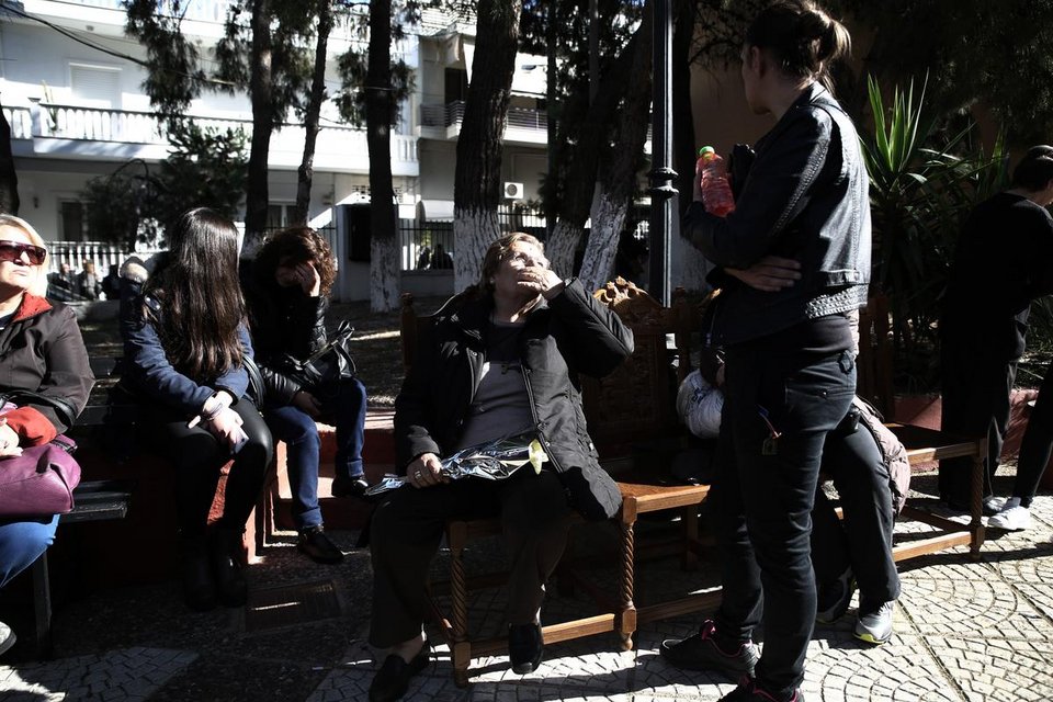 Ράγισαν καρδιές στη Ν. Ιωνία: Χιλιάδες στο τελευταίο «αντίο» στον Παντελίδη -Με την ελληνική σημαία πάνω στο φέρετρο [εικόνες & βίντεο] | iefimerida.gr 4