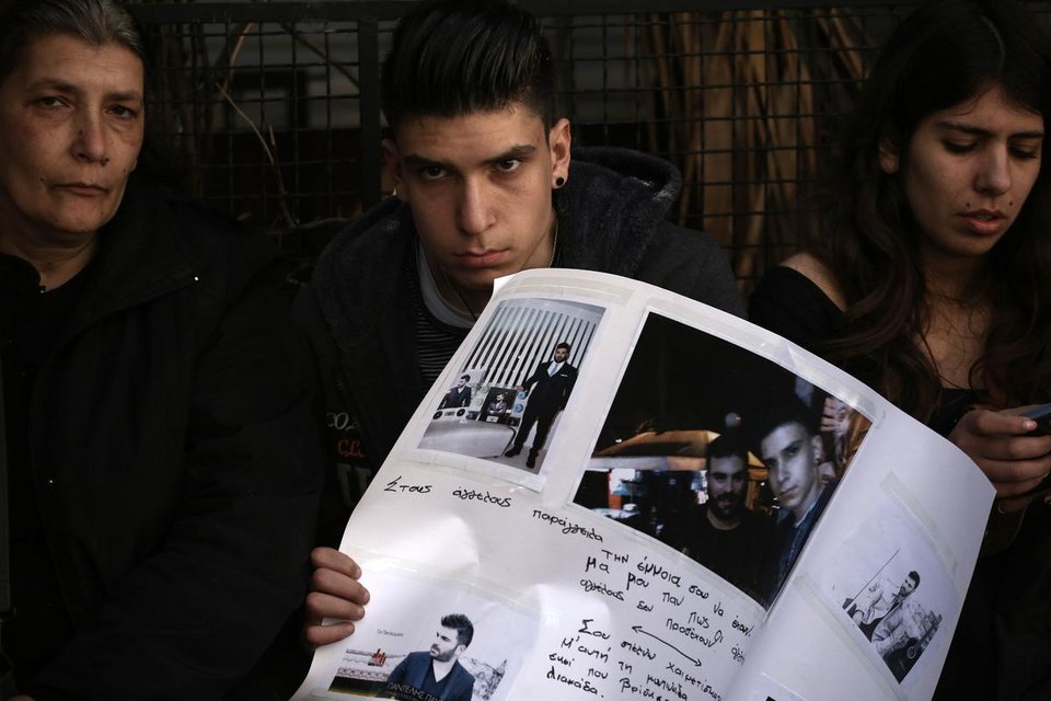 Ράγισαν καρδιές στη Ν. Ιωνία: Χιλιάδες στο τελευταίο «αντίο» στον Παντελίδη -Με την ελληνική σημαία πάνω στο φέρετρο [εικόνες & βίντεο] | iefimerida.gr 1