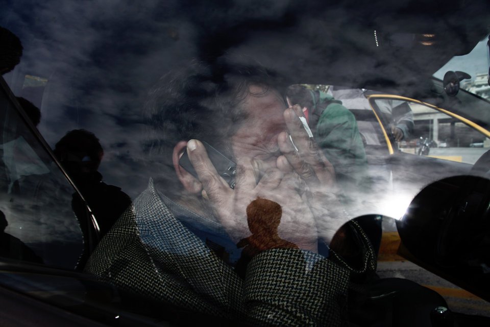 Oι φωτογραφίες του πόνου που συγκλονίζουν: Τα πρόσωπα των ναυαγών από το Φαρμακονήσι που μόλις έφτασαν στον Πειραιά [εικόνες] | iefimerida.gr 2