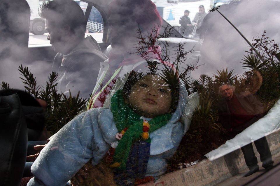 Oι φωτογραφίες του πόνου που συγκλονίζουν: Τα πρόσωπα των ναυαγών από το Φαρμακονήσι που μόλις έφτασαν στον Πειραιά [εικόνες] | iefimerida.gr 0