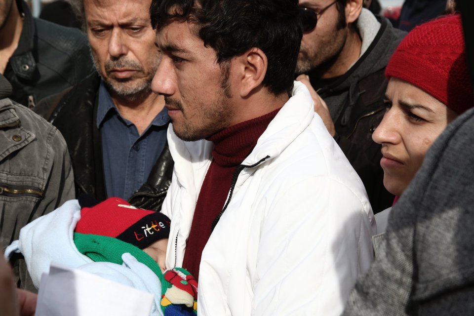 Oι φωτογραφίες του πόνου που συγκλονίζουν: Τα πρόσωπα των ναυαγών από το Φαρμακονήσι που μόλις έφτασαν στον Πειραιά [εικόνες] | iefimerida.gr 4