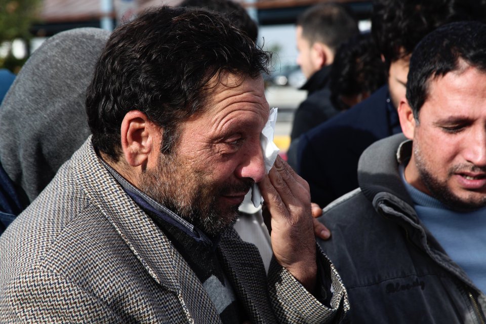 Oι φωτογραφίες του πόνου που συγκλονίζουν: Τα πρόσωπα των ναυαγών από το Φαρμακονήσι που μόλις έφτασαν στον Πειραιά [εικόνες] | iefimerida.gr 1