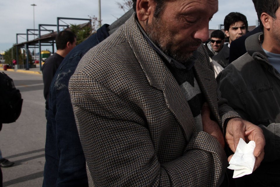 Oι φωτογραφίες του πόνου που συγκλονίζουν: Τα πρόσωπα των ναυαγών από το Φαρμακονήσι που μόλις έφτασαν στον Πειραιά [εικόνες] | iefimerida.gr 3