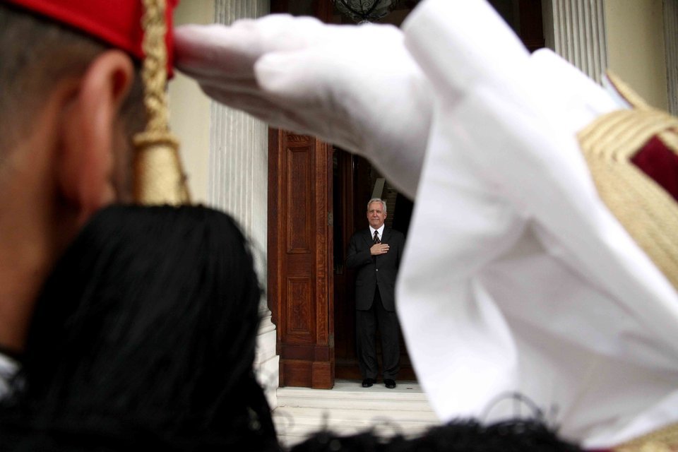 Μυστακοφόροι εύζωνες, ατσαλάκωτα κοστούμια και αμηχανία: Οταν ξένοι πρέσβεις δίνουν διαπιστευτήρια στον πρόεδρο Παπούλια [εικόνες] | iefimerida.gr 2