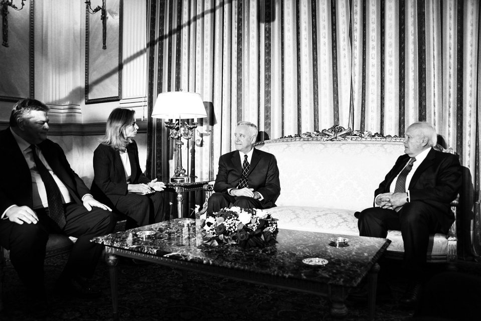 Μυστακοφόροι εύζωνες, ατσαλάκωτα κοστούμια και αμηχανία: Οταν ξένοι πρέσβεις δίνουν διαπιστευτήρια στον πρόεδρο Παπούλια [εικόνες] | iefimerida.gr 6