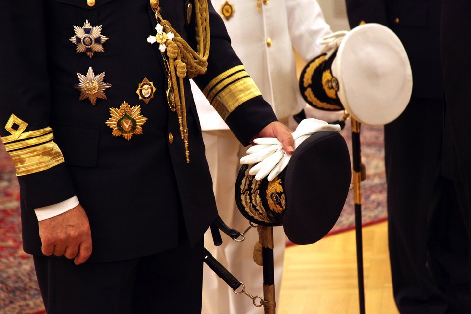 Μυστακοφόροι εύζωνες, ατσαλάκωτα κοστούμια και αμηχανία: Οταν ξένοι πρέσβεις δίνουν διαπιστευτήρια στον πρόεδρο Παπούλια [εικόνες] | iefimerida.gr 1