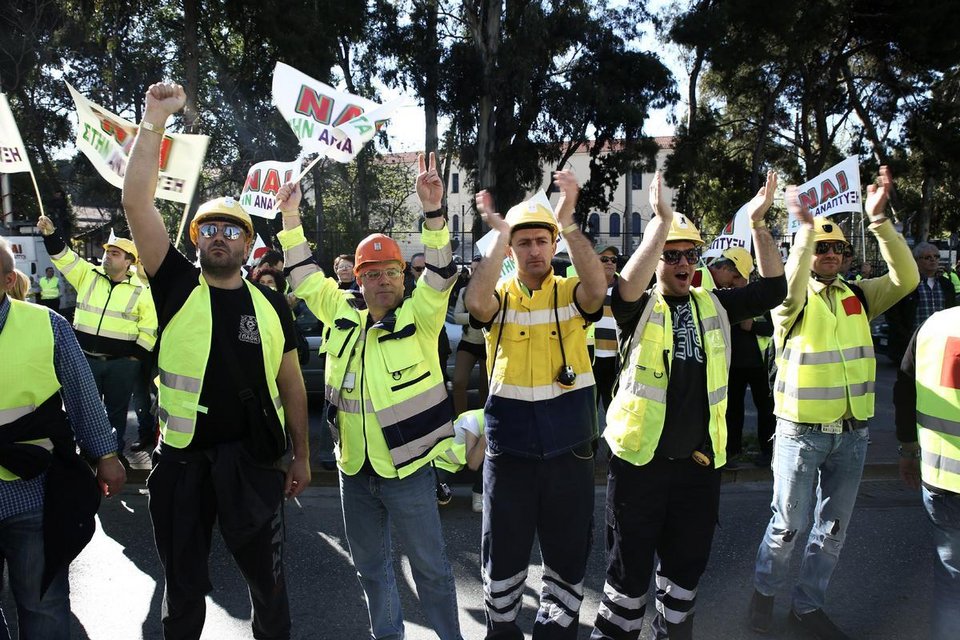 Μεταλλωρύχοι: Θέλουμε δουλειά για τις οικογένειές μας -Θα μείνουμε εδώ για όσο χρειαστεί [εικόνες & βίντεο] | iefimerida.gr 2