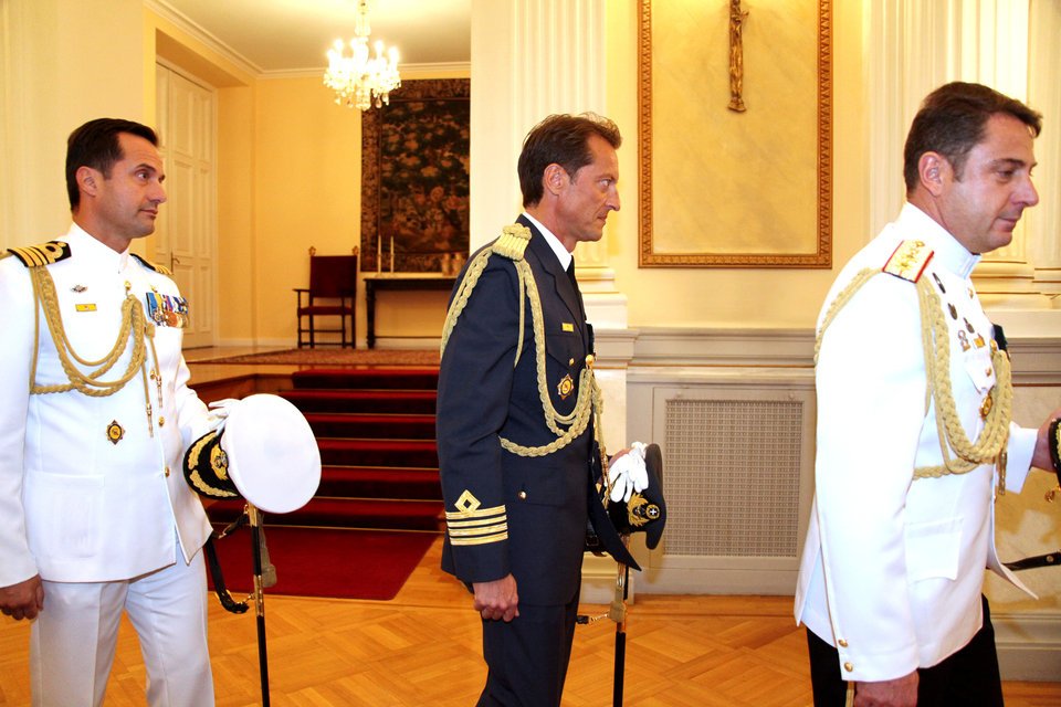 Μυστακοφόροι εύζωνες, ατσαλάκωτα κοστούμια και αμηχανία: Οταν ξένοι πρέσβεις δίνουν διαπιστευτήρια στον πρόεδρο Παπούλια [εικόνες] | iefimerida.gr 5