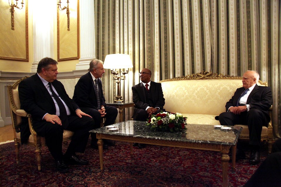 Μυστακοφόροι εύζωνες, ατσαλάκωτα κοστούμια και αμηχανία: Οταν ξένοι πρέσβεις δίνουν διαπιστευτήρια στον πρόεδρο Παπούλια [εικόνες] | iefimerida.gr 7