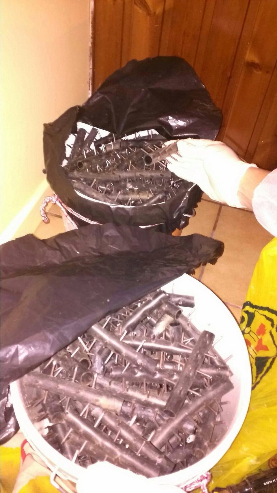 Εργαστήριο παρασκευής βομβών η γιάφκα του Ξηρού στο Λουτράκι – Ολα όσα βρήκαν οι Αρχές [εικόνες] | iefimerida.gr 11