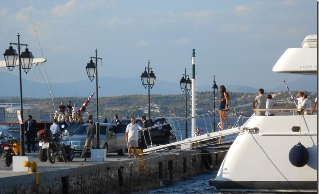 Στον γάμο Κόκκαλη-Μαρτίνου: Η νύφη με το ονειρικό Elie Saab, o Nταλάρας που δεν σταμάτησε να φωτογραφίζει, τα τρία πάρτι [εικόνες] | iefimerida.gr 3
