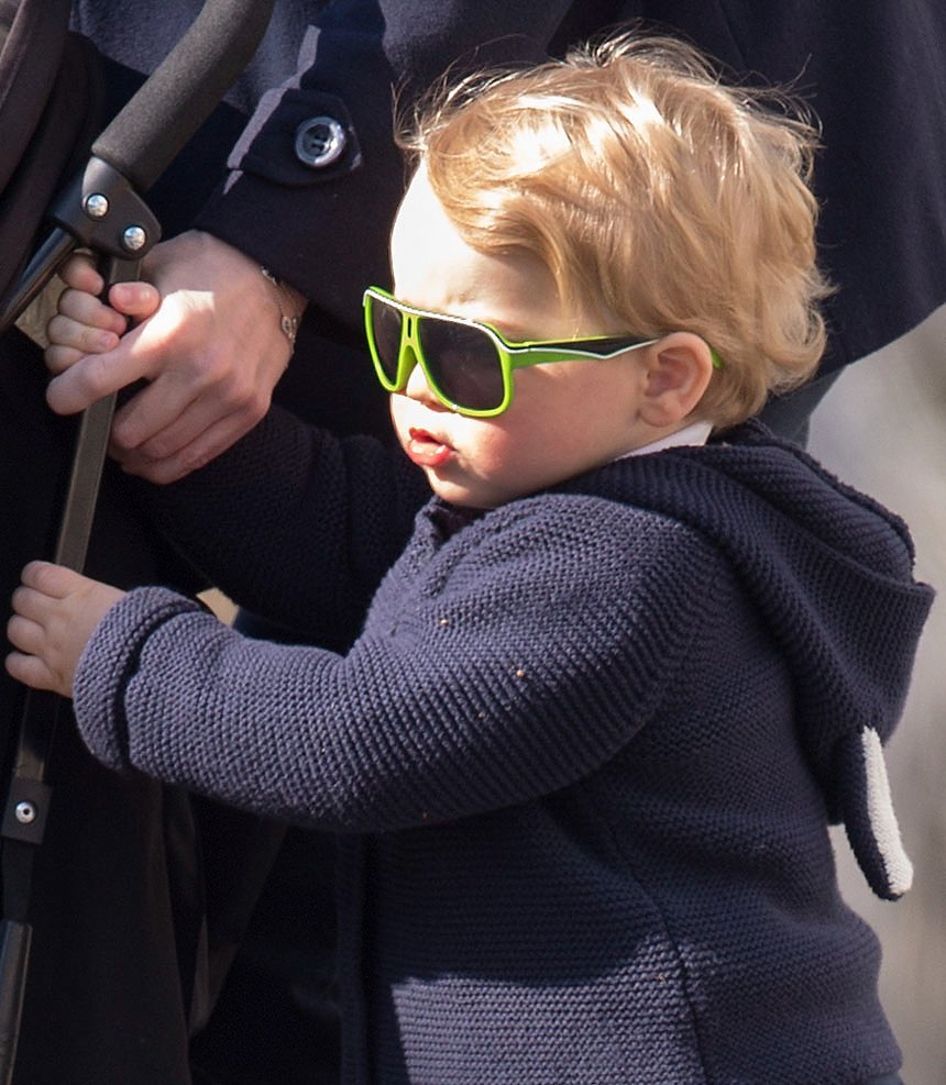 Το κίτρινο φλούο γυαλί ηλίου του πρίγκιπα Τζορτζ -Ελιωσαν οι Βρετανοί, ξεπούλησε η εταιρεία [εικόνες] | iefimerida.gr 1