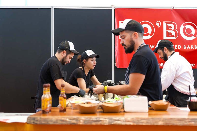 Σε ειδικό καπνιστήριο και ξυλόφουρνο τα συνοδευτικά κρέατα