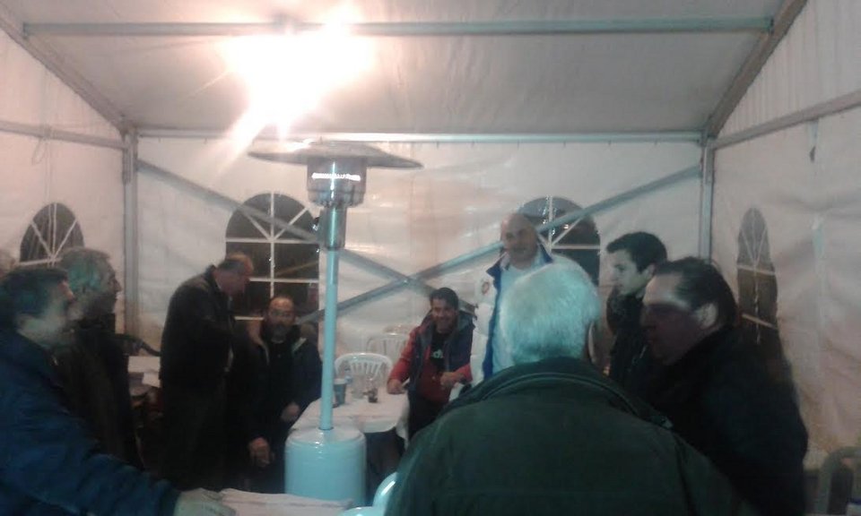 Ο Αχιλλέας Μπέος σε μπλόκο αγροτών στον Βόλο [εικόνες] | iefimerida.gr 2