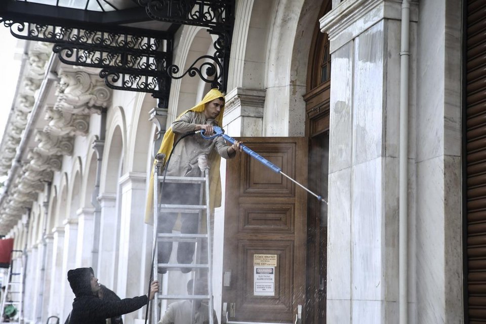 Καθαρίζοντας τη «Μεγάλη Βρεταννία» -Βγάζοντας τις κόκκινες μπογιές και τα σπρέι από το ξενοδοχείο-στολίδι του κέντρου [εικόνες] | iefimerida.gr 13