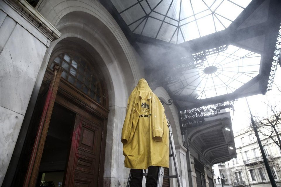 Καθαρίζοντας τη «Μεγάλη Βρεταννία» -Βγάζοντας τις κόκκινες μπογιές και τα σπρέι από το ξενοδοχείο-στολίδι του κέντρου [εικόνες] | iefimerida.gr 4