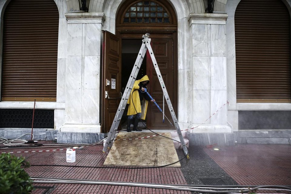 Καθαρίζοντας τη «Μεγάλη Βρεταννία» -Βγάζοντας τις κόκκινες μπογιές και τα σπρέι από το ξενοδοχείο-στολίδι του κέντρου [εικόνες] | iefimerida.gr 3