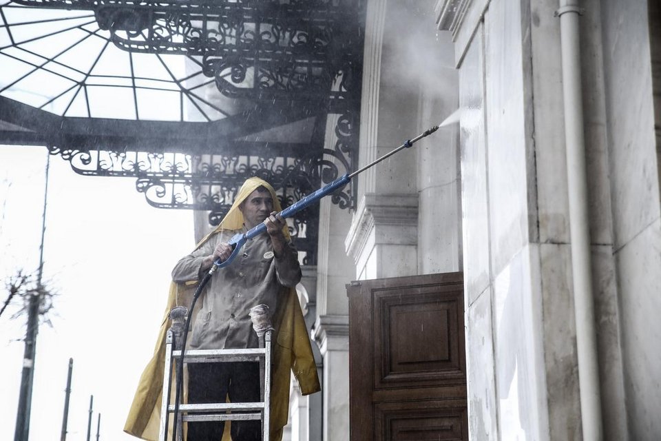 Καθαρίζοντας τη «Μεγάλη Βρεταννία» -Βγάζοντας τις κόκκινες μπογιές και τα σπρέι από το ξενοδοχείο-στολίδι του κέντρου [εικόνες] | iefimerida.gr 2