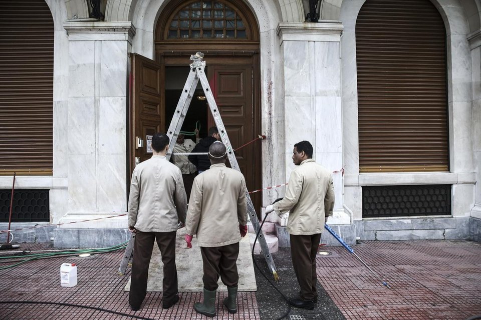 Καθαρίζοντας τη «Μεγάλη Βρεταννία» -Βγάζοντας τις κόκκινες μπογιές και τα σπρέι από το ξενοδοχείο-στολίδι του κέντρου [εικόνες] | iefimerida.gr 1