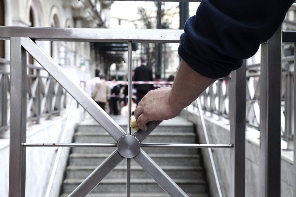 Καθαρίζοντας τη «Μεγάλη Βρεταννία» -Βγάζοντας τις κόκκινες μπογιές και τα σπρέι από το ξενοδοχείο-στολίδι του κέντρου [εικόνες] | iefimerida.gr 0