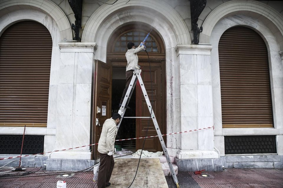 Καθαρίζοντας τη «Μεγάλη Βρεταννία» -Βγάζοντας τις κόκκινες μπογιές και τα σπρέι από το ξενοδοχείο-στολίδι του κέντρου [εικόνες] | iefimerida.gr 12